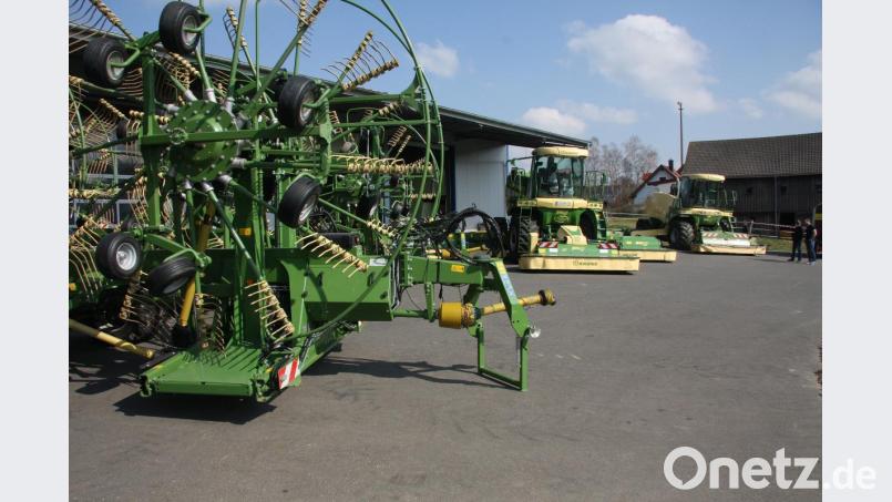 Zu besichtigen waren auch die Vierkreiselschwader, der Hochleistungs-Mähaufbereiter Big M 420 (rechts) und die Neuerwerbung Big M 450. Bild: wro
