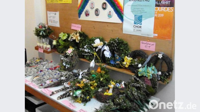 Selbst gebastelten Palm- und Osterschmuck verkaufte der Frauenbund vor und nach den Gottesdiensten. Der Erlös kommt einem guten Zweck zugute. Bild: hl