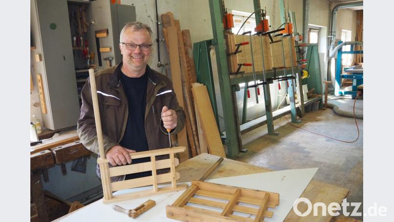 Peter Stubenvoll war in seiner Jugend selbst Ministrant und hat als Schreiner vor einigen Jahren die Pfarrei mit einem ganzen Set an Ratschen versorgt. Immerhin sind heuer über 100 Mädchen und Buben mit so einem Instrument unterwegs. Bild: bl