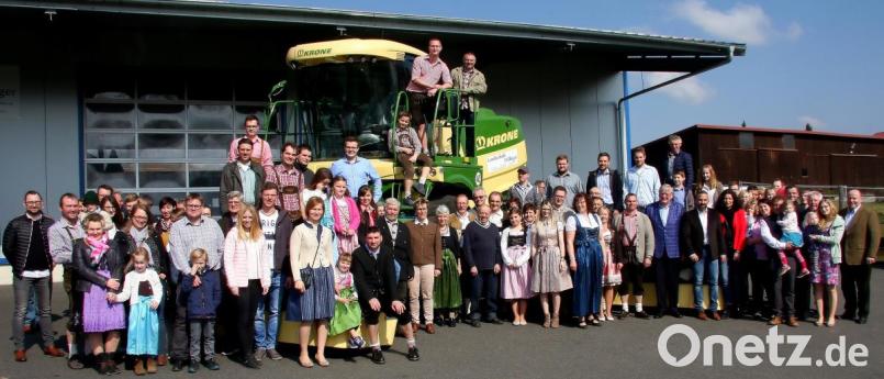 Großer Bahnhof für ein großes Gerät. Mit vielen Gästen feierte die Mähgemeinschaft Tirschenreuth nicht nur ihr 20-jähriges Jubiläum. Gemeinsam willkommen geheißen wurde auch der Fuhrpark-Neuzugang. Bild: wro