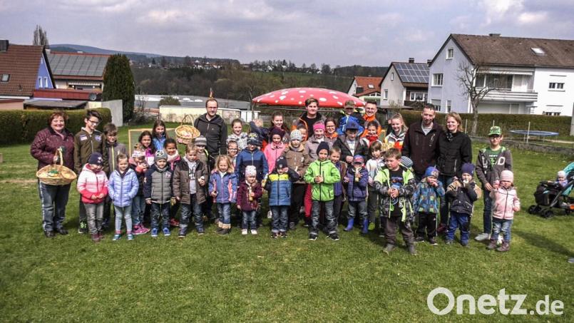 Die Anwohner haben selbst angepackt und ihren &quot;Lauserbühl-Spielplatz&quot; wieder auf Vordermann gebracht. Viele Kinder kamen zur Osterhasen-Aktion der Spielplatzvereinigung und nahmen die instand gesetzten Spielgeräte in Beschlag. Bild: rw