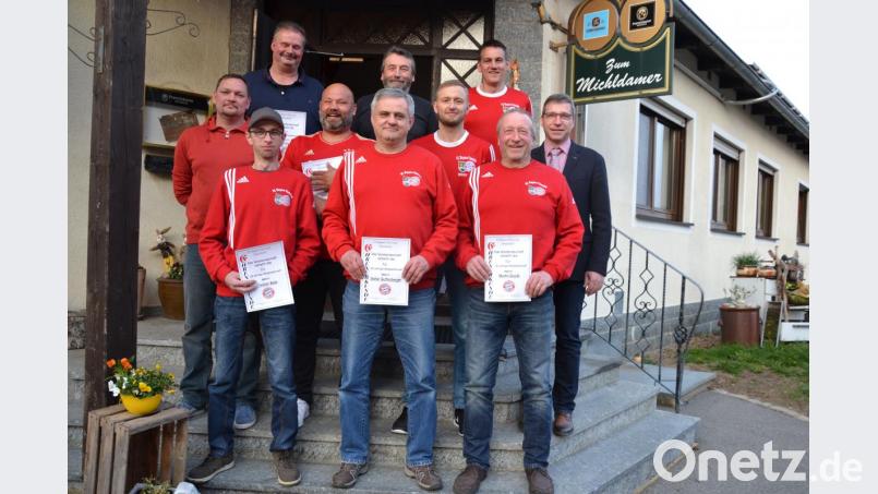 Der FC-Bayern-Fanclub ehrt treue Mitglieder. Dazu gratuliert auch Bürgermeister Hermann Ach (rechts). Bild: gi