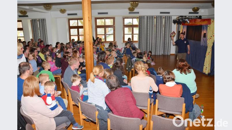 Vom ersten Augenblick an zieht Hermann Papacek (rechts) alle Besucher in seinen Bann und macht auf das kommende Puppenstück richtig neugierig. Bild: fjo