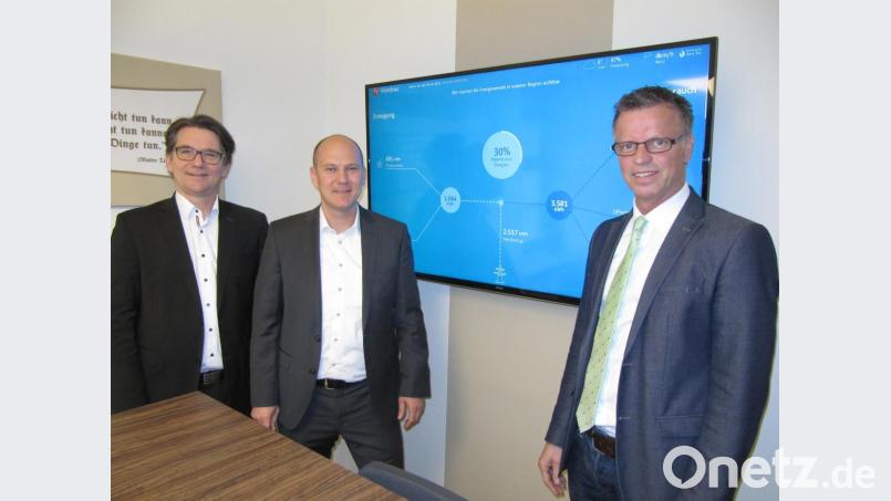 Markus Windisch und Michael Wittmann vom Bayernwerk stellen mit Bürgermeister Hermann Falk (von links) das neue Internetangebot Energie-Monitor für Hirschau vor. Bild: fg