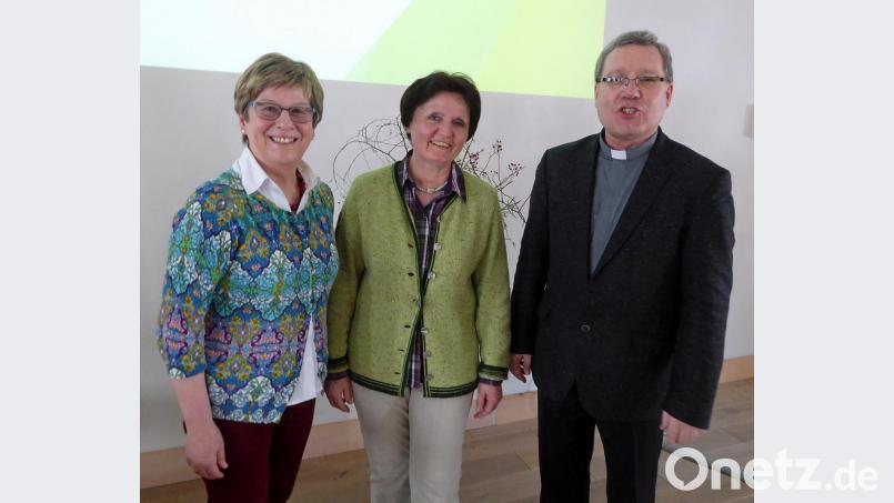 KDFB-Bezirksvorsitzende Margit Konze (links) und Renate Bayerl vom KDFB-Bezirk Weiden danken Regionaldekan Manfred Strigl für die geistlichen Worte zum Besinnungstag in Johannisthal. Repro: Dobmeier