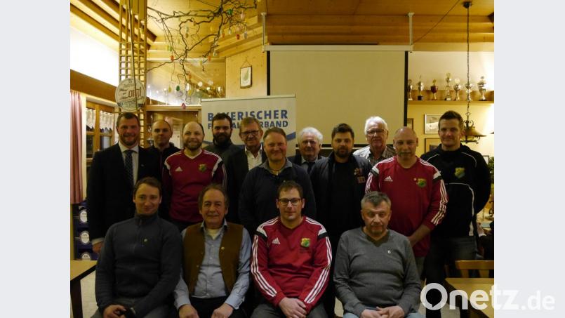 Der aktuelle Vorstand des ATSV mit Gratulanten: Hubert Rosner, Joachim Möhrlein, Timmy Schmid, Jürgen Steinhauser, Norbert Schuller, Stefan Reinl, Peter Gold, Sandro Schindler, Werner Wölfl, Thomas Wittke und Matthias Eckmeyer (stehend, von links) sowie Thorsten Ziegler, Gert Ernst, Alexis Ried und Robert Schnabl (sitzend, von links). Bild: ebr