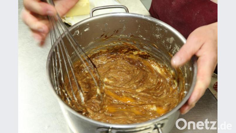 Beim Rezept für die Schmiere, hier aus Grieß, schwört Apollonia Brunner auf das Vohenstraußer Kochbuch. Bild: Gerhard Götz