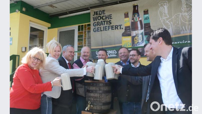 Auf ein schönes Frühlingsfest stoßen am Gründonnerstag in der Gambrinus-Brauerei an (von links): Stadtkämmerin Cornelia Taubmann, Rechtsdezernentin Nicole Hammerl, OB Kurt Seggewiß, Heiner Nachtmann (Gambrinus), Bürgermeister Jens Meyer, Festwirt Gerhard Böckl, Gambrinus-Geschäftsführer Steffen Hartmann, Florian Schläger (Agentur Kreativmaleins) und Baudezernent Oliver Seidel. Bild: Gabi Schönberger