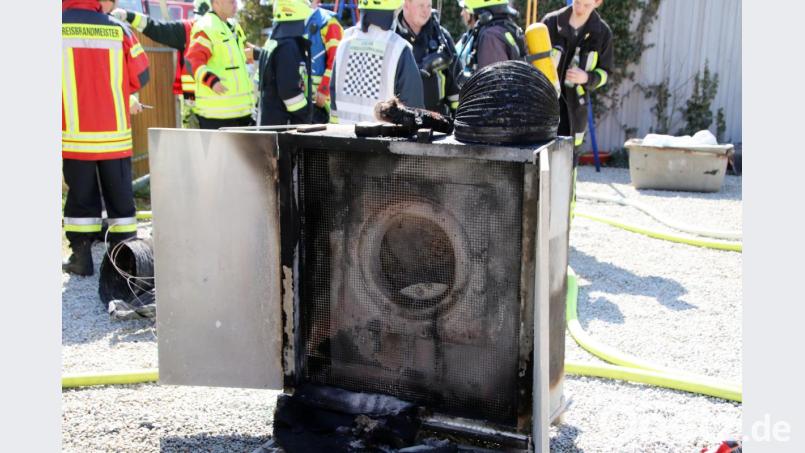 Der brennende Lüfter wurde ins Freie gebracht und abgelöscht. Bild: jma
