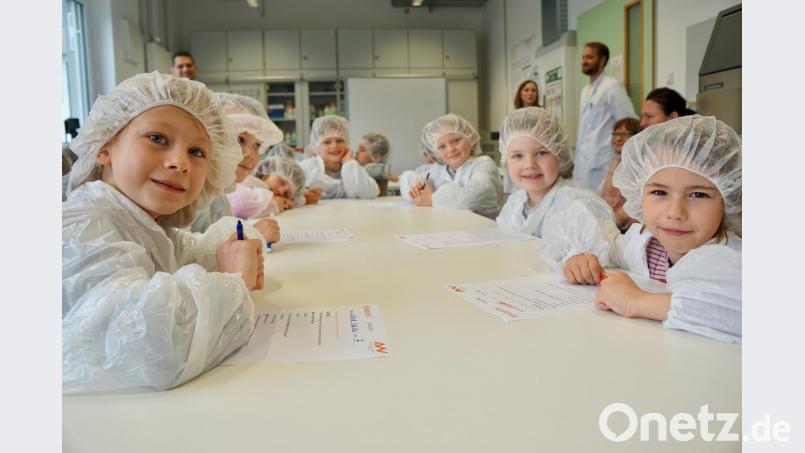 Die Schüler beantworten bei der Kinder-Uni Quizfragen zum Thema "Viren und Bakterien". Bild: exb/Seidl/OTH Amberg-Weiden