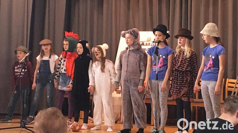 Die Jugendmusikgruppe „Somesing“ führt gekonnt das Singspiel „Die Bremer Stadtmusikanten“, unter der Leitung von Monika Lärmer, bei den Pfarrsenioren Rothenstadt auf. Bild: Dobmeier