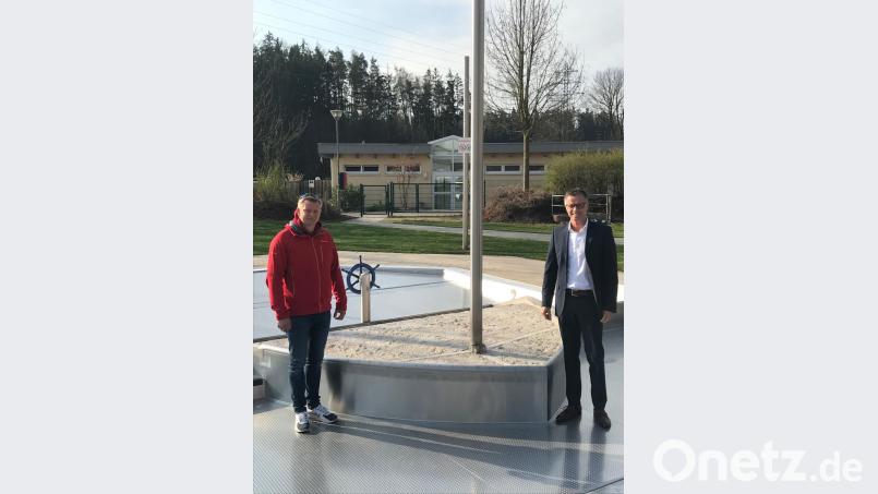 Bürgermeister Hermann Falk (rechts) und Betriebsleiter Andreas Gebhardt freuen sich über den Einbau neuer Fallschutzmatten im Planschbecken des Freibads am Monte Kaolino. Bild: fg