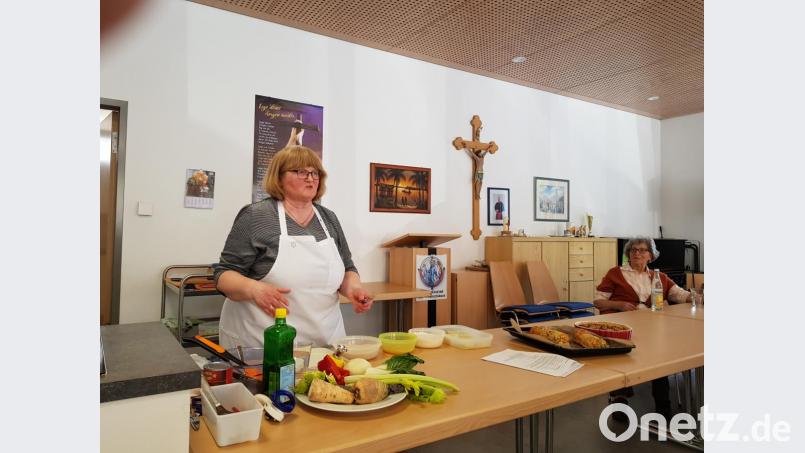 Kochen mit Gemüse mit der Fachlehrerin Margret Lukas-Fuchs beim Frauenbund im Pfarrheim. Bild: gi