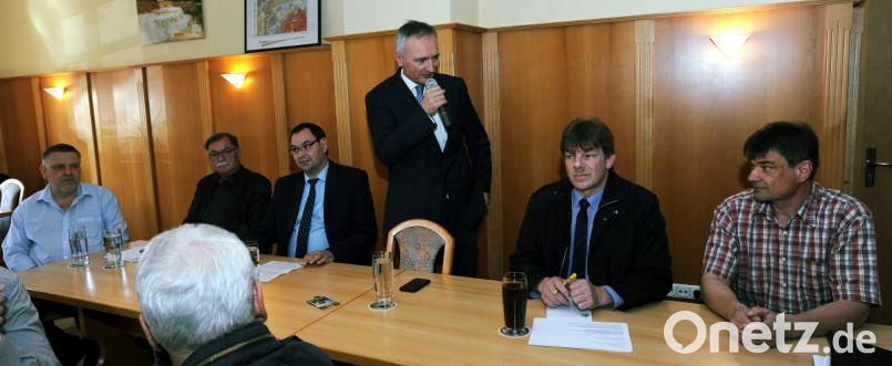 Keinen leichten Stand hatten (von links) Helmut Jahn, Hans Weiß und Mathias Rosenmüller (WWA) bei der von MdL Harald Schwartz (Dritter von rechts) kurzfristig initiierten Diskussionsrunde. In die brachten auch BBV-Obmann Peter Beer (Zweiter von rechts) und ALEF-Pflanzenbauberater Wolfgang Wittmann (rechts) ihre Ansichten ein. Bild: gf
