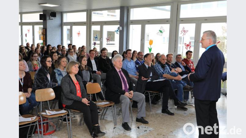 In der Aula der Schule fand die Projektwoche ihren Abschluss. Auf dem Bild zweiter Bürgermeister Johannes Reger (rechts) sowie (erste Reihe sitzend von links) Konrektorin Beate Koch, Rektor Peter Preisinger sowie vom Staatsinstitut dessen Leiter Holger Edlich-Wolfshöfer und Roland Schubert. Bild: njn