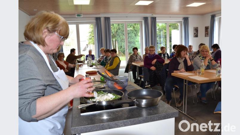 Kochen mit Gemüse mit der Fachlehrerin Margret Lukas-Fuchs beim Frauenbund im Pfarrheim. Bild: gi