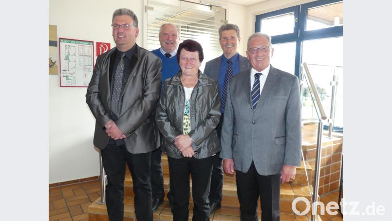 Marga Scherm (Mitte) begleitet die nächsten vier Jahre als Schriftführerin die Arbeit des VdK-Ortsverbands. Zur Wahl gratulieren Vorsitzender Klaus Lehl (rechts) und sein Stellvetreter Thomas Lingl (links), Kreisvorsitzender Josef Rewitzer und Bürgermeister Peter Lehr (hinten, von rechts). Bild: rn