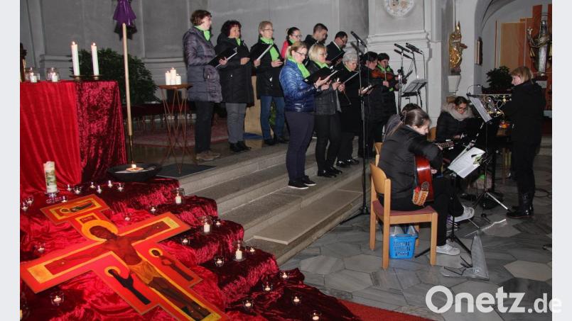 Den Mittelpunkt des Gebetsabends bei Kerzenschein bildete ein Kreuz. Bild: wro