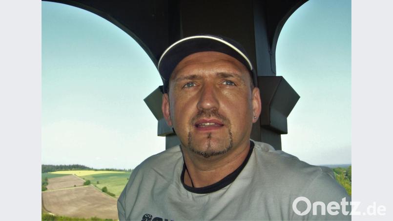 Hoch droben in der oberen Zwiebel des Kirchturms beobachtet OWV-Vogelwart Mathias Zielbauer gerne die Flüge der Turmfalken um ihren Brutplatz. Bild: jml