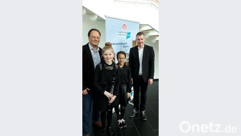 Von links Musikschulleiter Erwin Jahreis (Städt. Musikschule Marktredwitz), Anna Haberkorn, Honie Whitted und Musikschulleiter Tobias Böhm (Kreismusikschule Tirschenreuth). Bild: exb