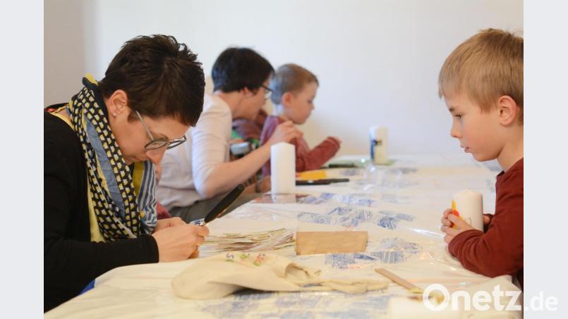 Gemeinsam basteln Mama Stefanie Sattler und ihr siebenjähriger Sohn Luis eine Osterkerze. Bild: Gabi Schönberger