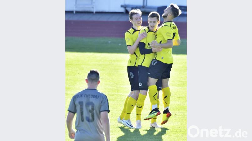 Samuel Hofmann (links) und Roman Reinhardt (rechts) vom FC Amberg feiern den Martin Popp (Mitte). Bild: Ziegler
