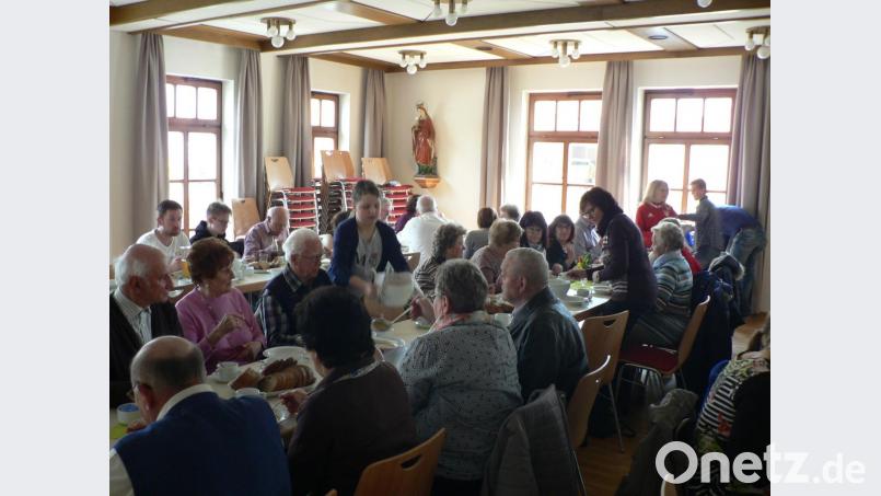 Gute Gespräche zur köstlichen Suppe: Der Missionskreis freut sich beim Fastenessen über ein volles Haus. Bild: lep