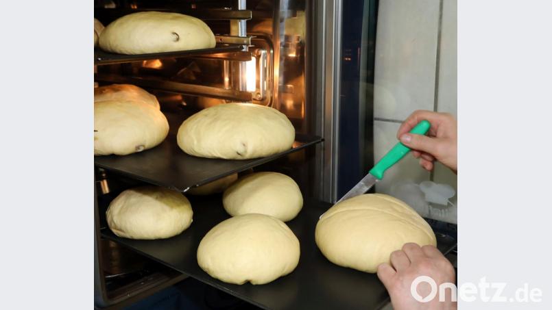Mit einem Messer wird das Hefegebäck eingeschnitten. Danach werden die Brote etwa eine dreiviertel Stunde gebacken. Bild: Gerhard Götz