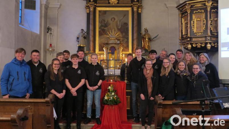 Die vorwiegend aus Jugendlichen bestehende Gruppierung von Gaisthal-Rackenthal beim ökumenischen Kreuzweg, zusammen mit Gemeindeassistent Christian Glaser (links). Bild: muk