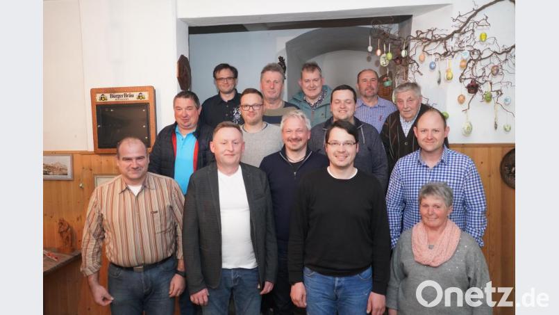 Die Freie Wählergemeinschaft Waldthurn hat Jürgen Götz (Vordere Reihe Zweiter von links) erneut zum Vorsitzenden gewählt Bild: fvo