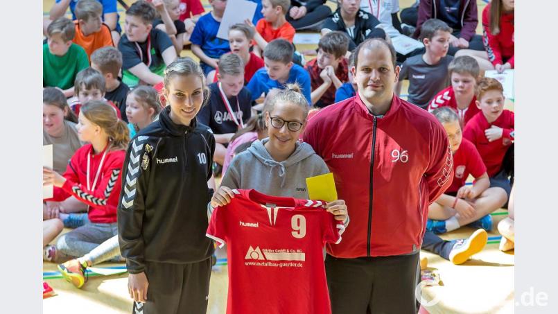 Beim Jugendtag des Handballvereins wurde Paula Landgraf verabschiedet. Für die Fahrt nach Erfurt erhielt sie aus den Händen des Vorsitzenden Michael Lang und der Jugendleiterin Corinna Wild ein Trikot der weiblichen C-Jugend und einen Gutschein. Bild: gud