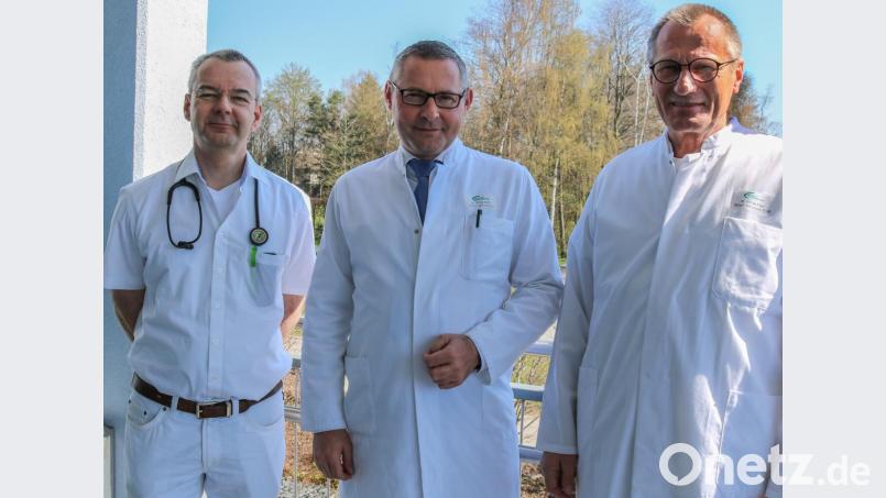Der Chefarzt der Klinik für Unfallchirurgie am Klinikum Fichtelgebirge, Dr. Philipp Koehl (Bildmitte), ist neuer Ärztlicher Leiter des Klinikums. Er folgt auf Dr. Bertram Krüger (rechts), der im Spätsommer in den Ruhestand geht. Komplettiert wird die neue Ärztliche Leitung durch Michael Paland (links), Chefarzt der Klinik für Anästhesie und Intensivmedizin. Bild: exb