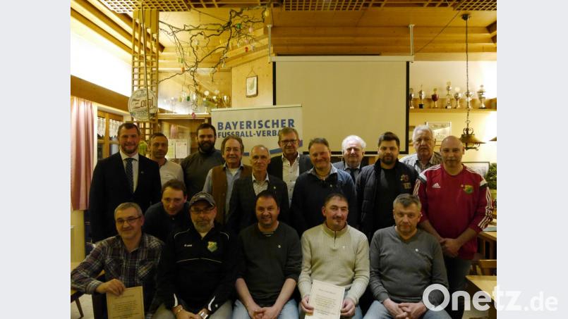 Mit Urkunden und Ehrennadeln wurden treue und verdiente ATSV-Mitglieder ausgezeichnet. Im Bild (hinten, von links) Huberth Rosner, Stefan Engl, Jürgen Steinhauser, Gerhart Ernst, Manfred Kinle, Norbert Schuller, Stefan Reinl, Peter Gold, Sandro Schindler, Werner Wölfl, Thomas Wittke sowie (vorne, von links) Stefan König, Thorsten Ziegler, Stefan Haberkorn, Thomas Haberkorn, Franz Mayer und Robert Schnabl. Bild: ebr