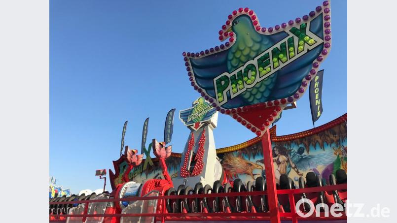 Einsteigen, bitte: Am Freitag, 26. April, wird das Frühlingsfest der Stadt eröffnet. Die Fahrgeschäfte, wie hier das Kopfüber-Gerät &quot;Phoenix&quot;, stehen schon bereit. Bild: Gabi Schönberger