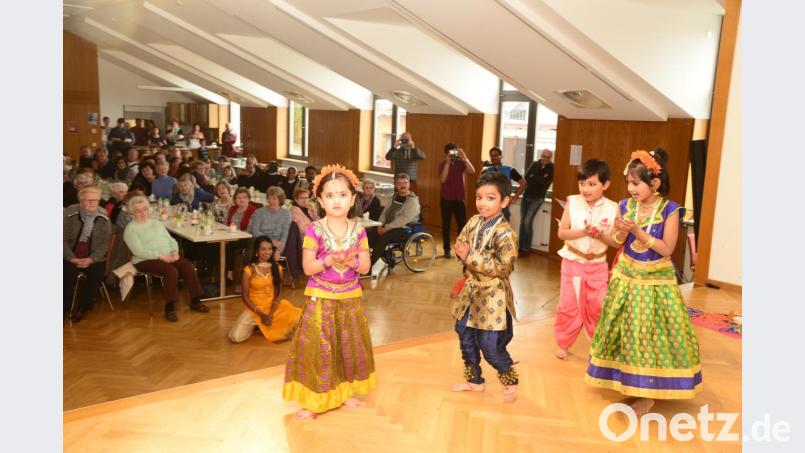 Die Kindertanzgruppe ist mit Begeisterung bei der Sache und bringt in ihren Händen Blüten zum Tanz mit. Bild: bey