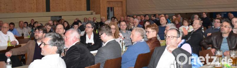 Viele Zuhörer lauschten gespannt beim Vortrag über die Erneuerbaren Energien. Bild: rgr