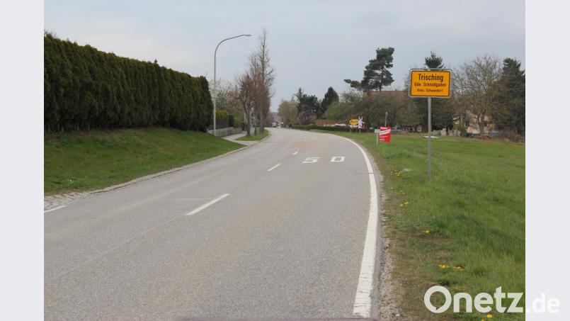 An den Straßen in der Gemeinde soll es sicherer werden. Die Kommune sagt den Rasern den Kampf an. Ein neuralgischer Punkt ist die Ortsdurchfahrt von Trisching. Da wird schon einmal Gas gegeben. Darum trat die Gemeinde dem Zweckverband kommunale Verkehrsüberwachung bei. Bild: ral