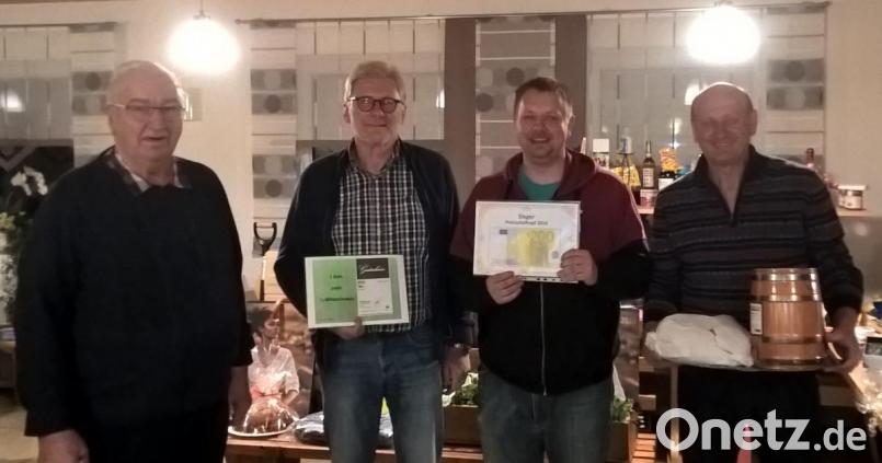 Die Gewinner des Abends erhielten aus den Händen von Vorsitzendem Andreas Schultes ihre Preise. Von links Andreas Schultes, Hubert Kraus, Sebastian Kopp und Norbert Walter. Bild: rpp