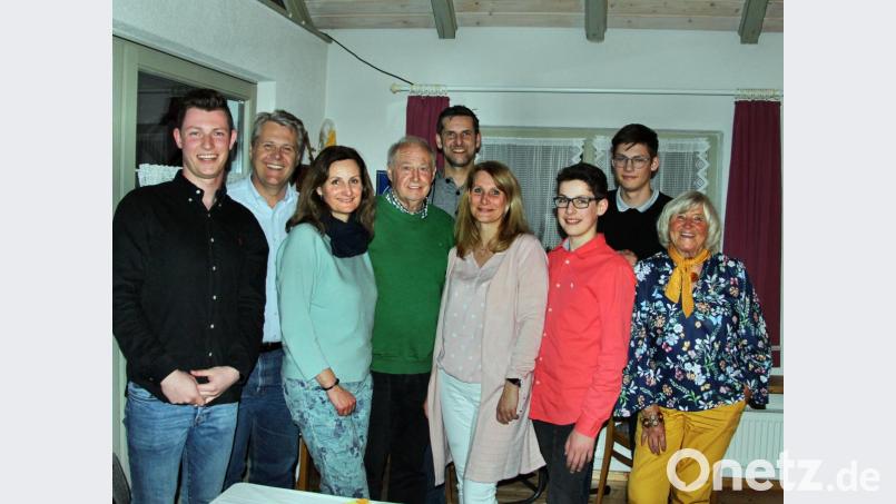 Willfried Schmidt (Vierter von links) an seinem 75. Geburtstag im Kreise seiner Familie zusammen mit Bürgermeister Roman Berr (Fünfter von links). Bild: ds