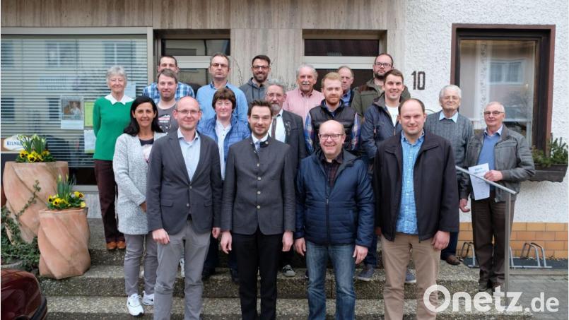 Die CSU-Führung mit Wolfgang Voit (vorne, links) und den beiden Stellvertretern Thomas Kleber und Robert Brenner (vorne, von rechts) sowie Landtagsabgeordneter Stephan Oetzinger (vorne, Zweiter von links) danken treuen Mitglieder und den Gewählten für ihre Bereitschaft zur Mitarbeit. Bild: gz