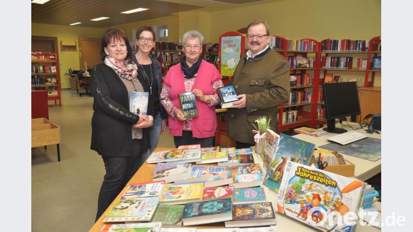 Mit rund 250 neuen Medien hat die Stadtbücherei Bärnau ihr Sortiment aufgestockt. Unter den Neuanschaffungen befinden sich auch 50 Hörspiele für Kinder. Ulrike Knott, Heidi Schertler von der Stadt, Margot Danhof und Bürgermeister Alfred Stier stellten die Neuerwerbungen vor. Bild: ws