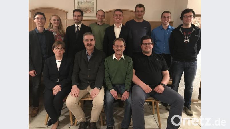 Der Vorstand des CSU-Ortsverbandes wird jünger: In die Riege der Stellvertreter des Vorsitzenden wurde Florian Neumann gewählt (sitzend, rechts), neuer Kassier ist Johannes Kett (stehend, Vierter von rechts). Bild: eig