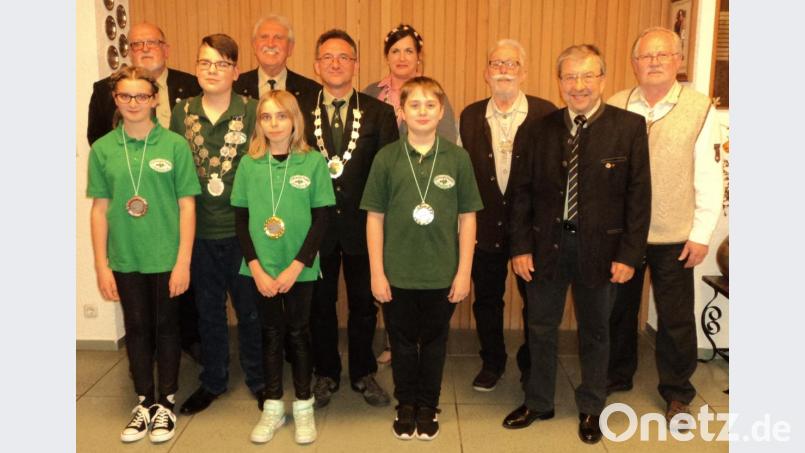 Nach der Proklamation der Schützengilde Kleeblatt Frotzersricht: Schützenkönig ist Stefan Burger (Sechster von links), links hinten Schützenmeister Edi Biersack. Bild: ksi