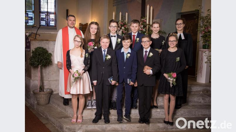 Die Hartmannshofer Konfirmandengruppe mit Pfarrerin Judith Felsner und Diakon Alexander Loos. Bild: Foto Steinbauer