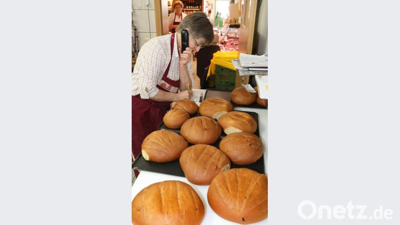 Eigentlich ist Multi-Tasking nicht Apollonia Brunners Ding, aber manchmal geht es halt nicht anders. Zwischen den einzelnen Backschritten muss noch schnell eine Bestellung aufgenommen werden. Bild: Gerhard Götz