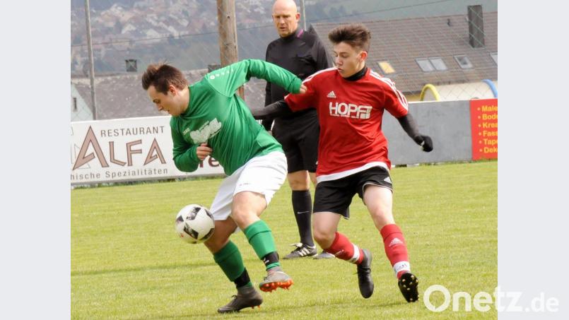 Der ATSV Tirschenreuth und die SG Griesbach/Großkonreuth (links Florian Reger beim 2:1-Sieg beim ASV Waldsassen, rechts Nico Sticht) liefern sich in der Kreisklasse Stiftland einen Zweikampf um Rang zwei. Bild: hho