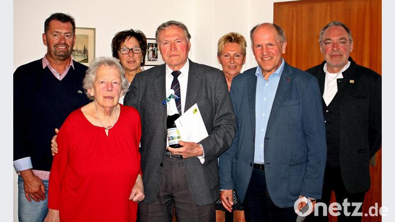 Schwiegersohn Johannes Bauriedl, Frau Roswitha, Tochter Martina Bauriedl, Schwiegertochter Erika-Anna Treml-Lindner, Bürgermeister Michael Bauer und Sohn Christian (von links) wünschen Georg Lindner (Mitte) alles Gute. Bild: zer