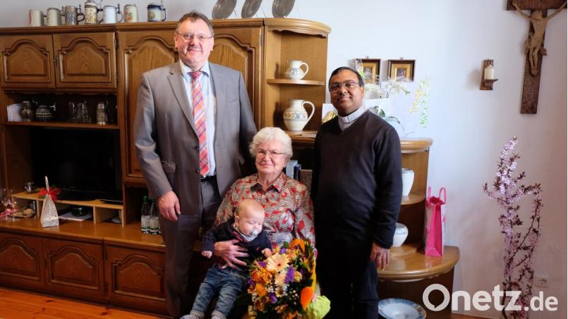 Bürgermeister Hans-Martin Schertl und Pfarrvikar Hrudaya Madanu gratulieren Cäcilia Friedrich zum 85. Geburtstag. Auch der jüngste Urenkel Luis feiert mit. Bild: Stefanie Gradl