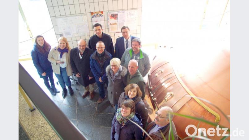 Nach dem Mittagessen (feines Bio-Rinder-Gulasch) führte Thomas Schultes (letzte Reihe, rechts), Geschäftsführer der Friedenfelser Betriebe, die Workshop-Teilnehmer durch die Friedenfelser Brauerei. Bild: njn