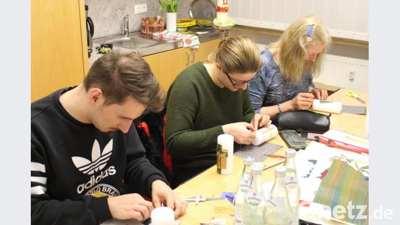 Die fleißigen Mitglieder des Orgelbauvereins Erbendorf haben auch in diesem Jahr wieder zahlreiche Osterkerzen gebastelt. Bild: Holger Popp